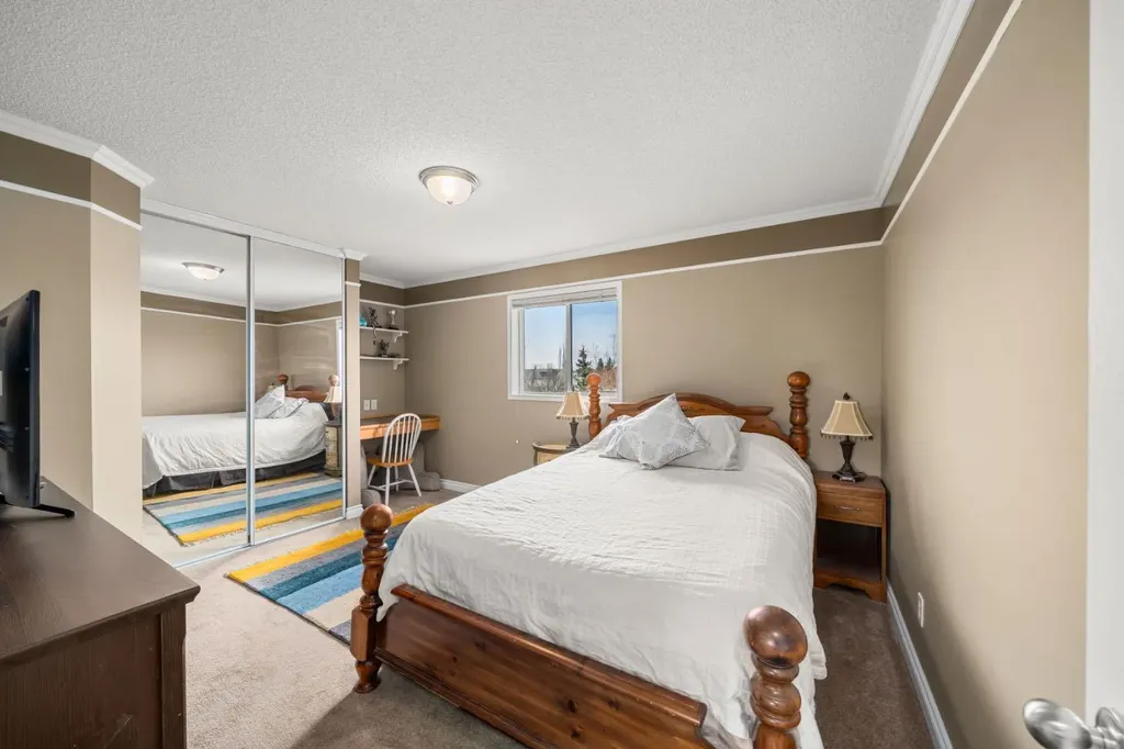 26 Somerset Crescent SW Calgary AB T2Y 3V7