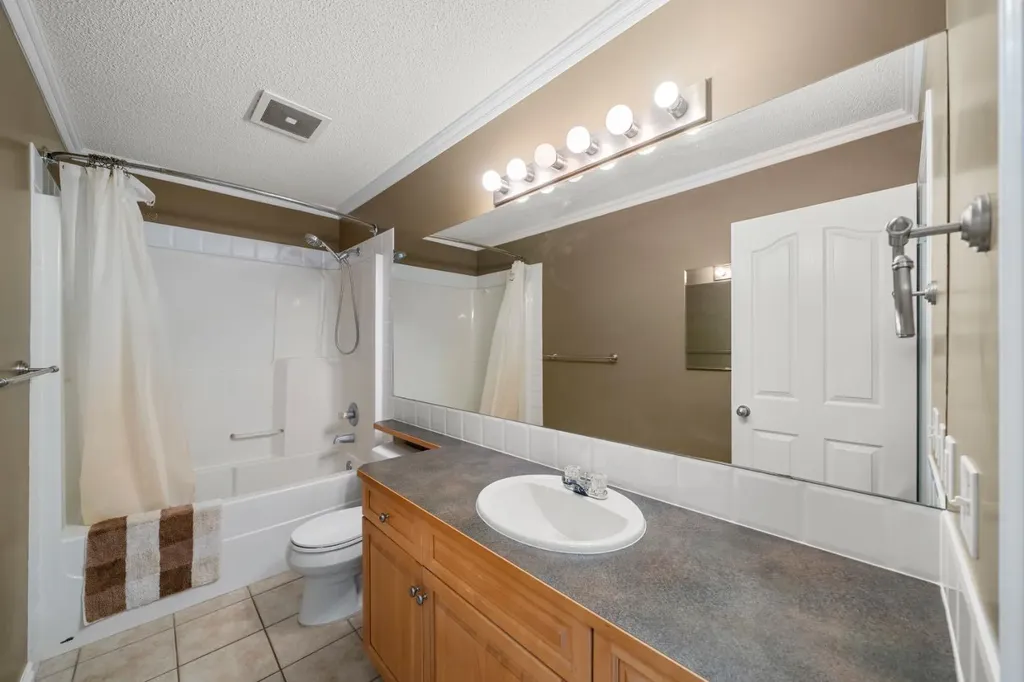26 Somerset Crescent SW Calgary AB T2Y 3V7