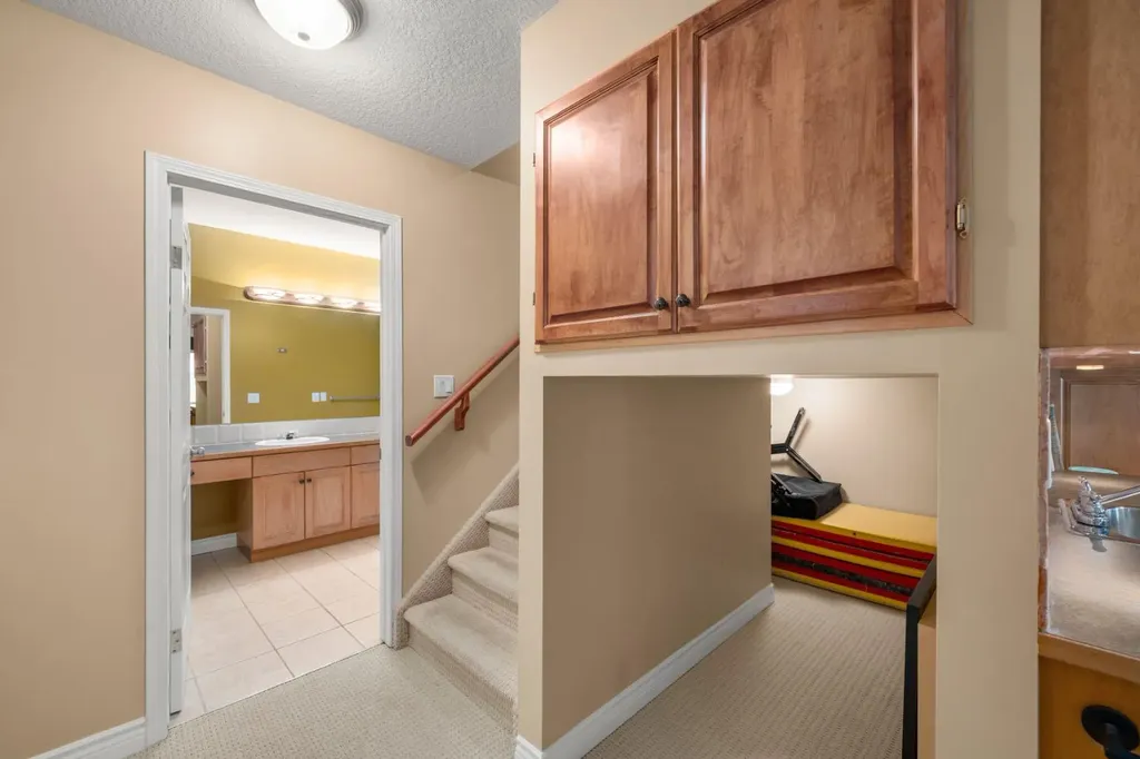 26 Somerset Crescent SW Calgary AB T2Y 3V7
