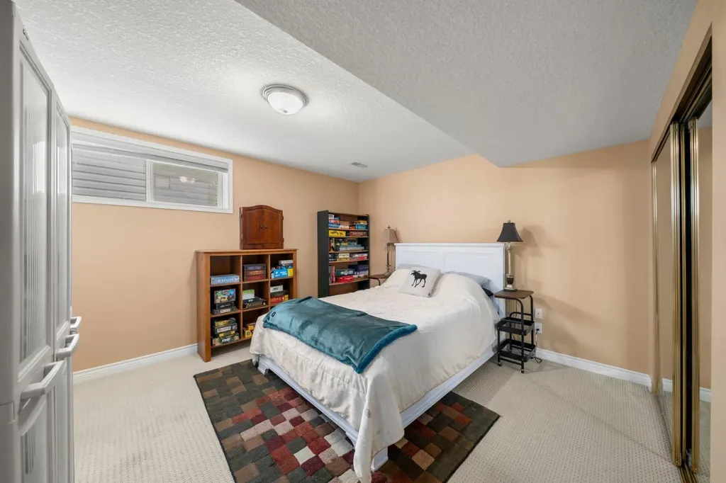 26 Somerset Crescent SW Calgary AB T2Y 3V7