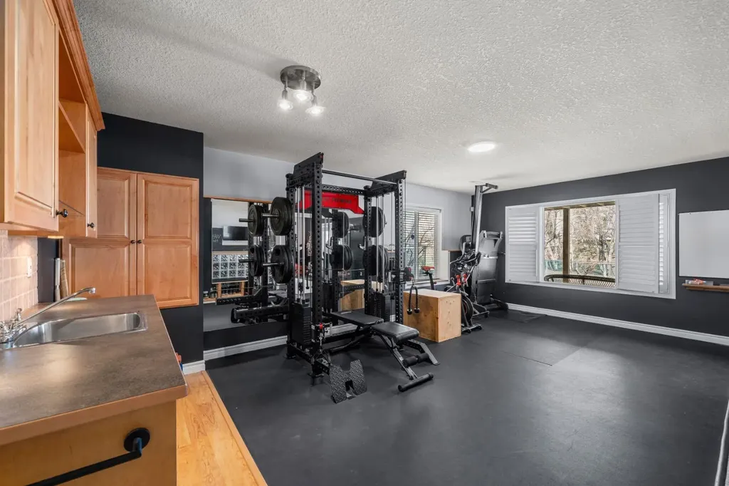 26 Somerset Crescent SW Calgary AB T2Y 3V7