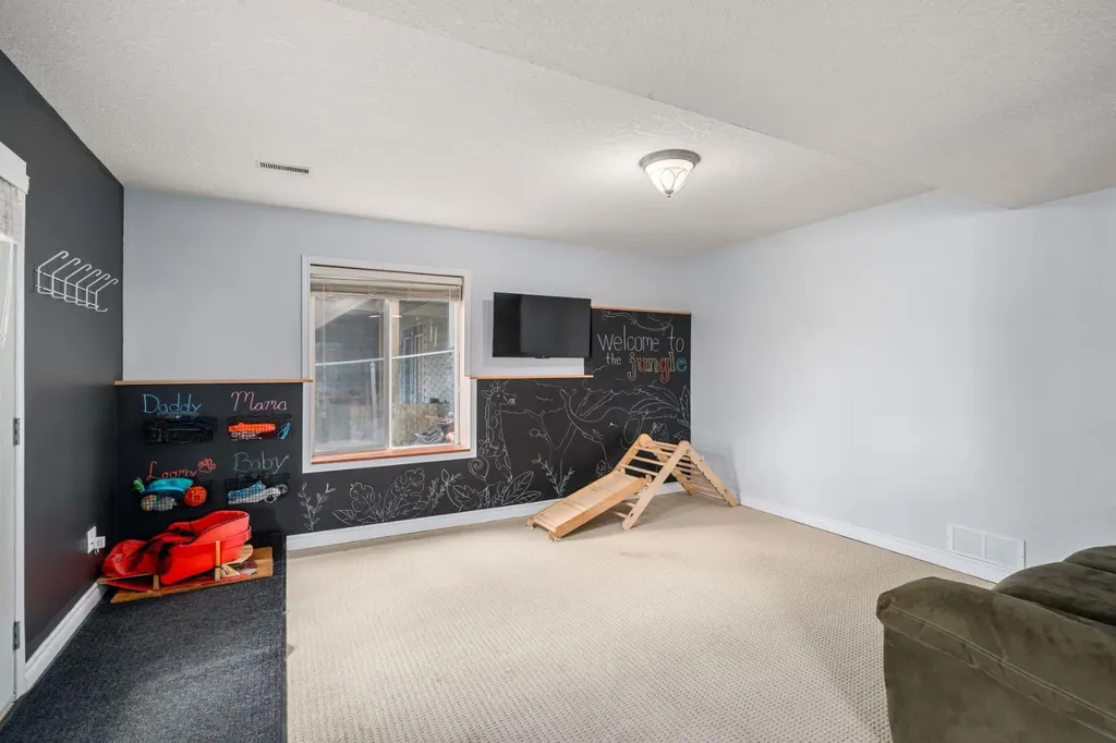 26 Somerset Crescent SW Calgary AB T2Y 3V7