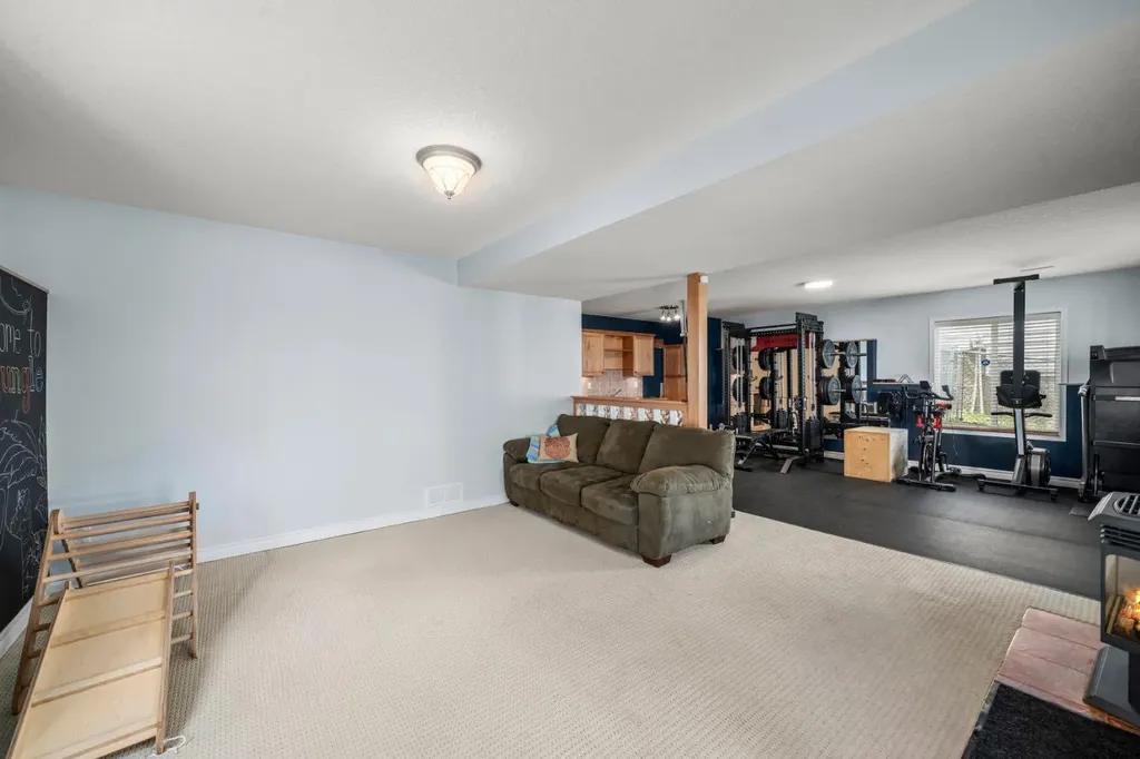 26 Somerset Crescent SW Calgary AB T2Y 3V7