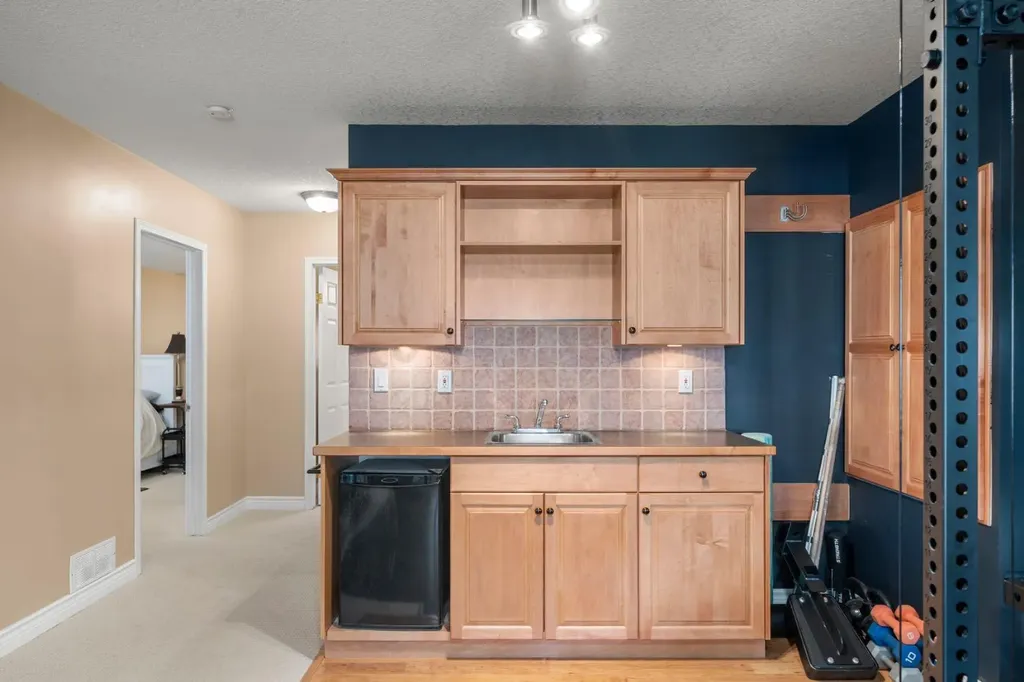 26 Somerset Crescent SW Calgary AB T2Y 3V7