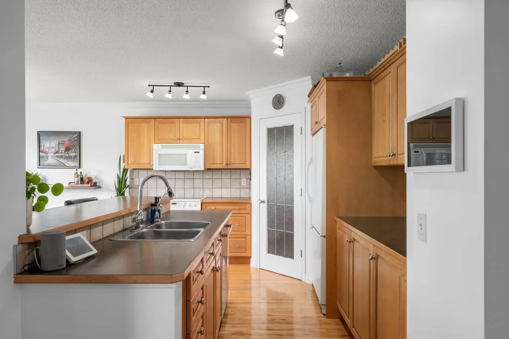26 Somerset Crescent SW Calgary AB T2Y 3V7