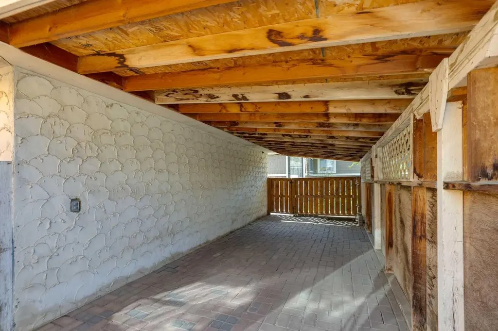 3912 77 Street NW Calgary AB T3B 2N5