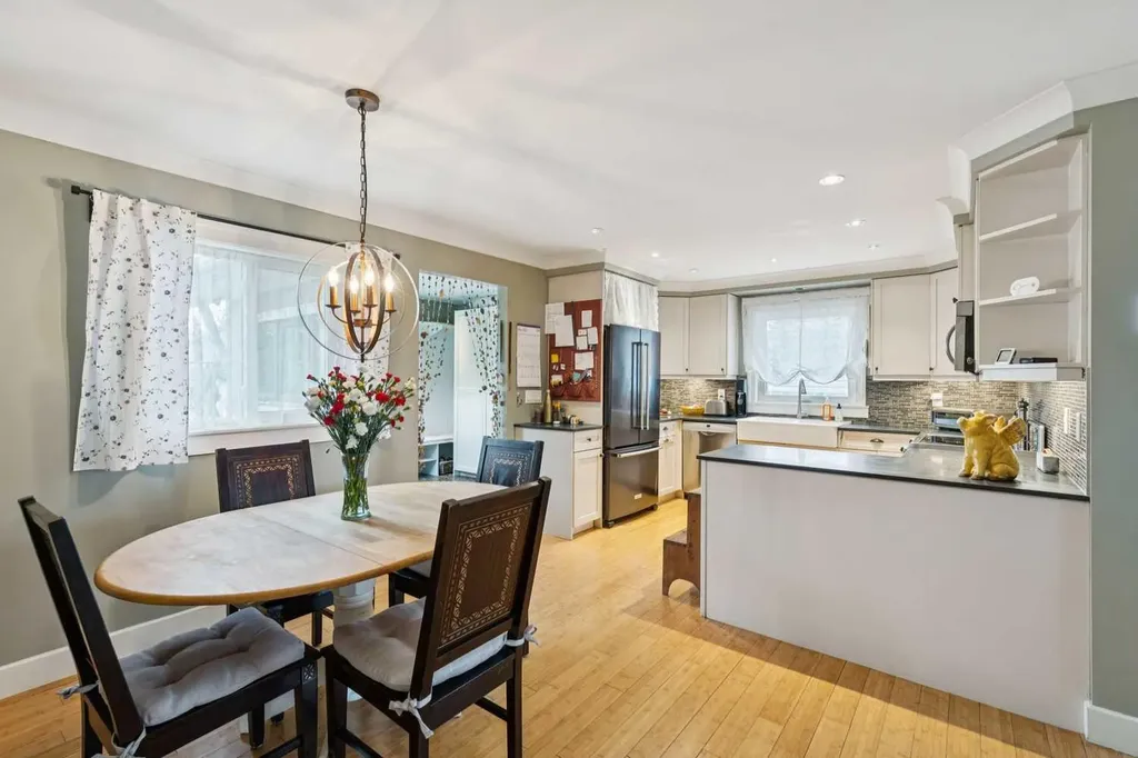 3912 77 Street NW Calgary AB T3B 2N5