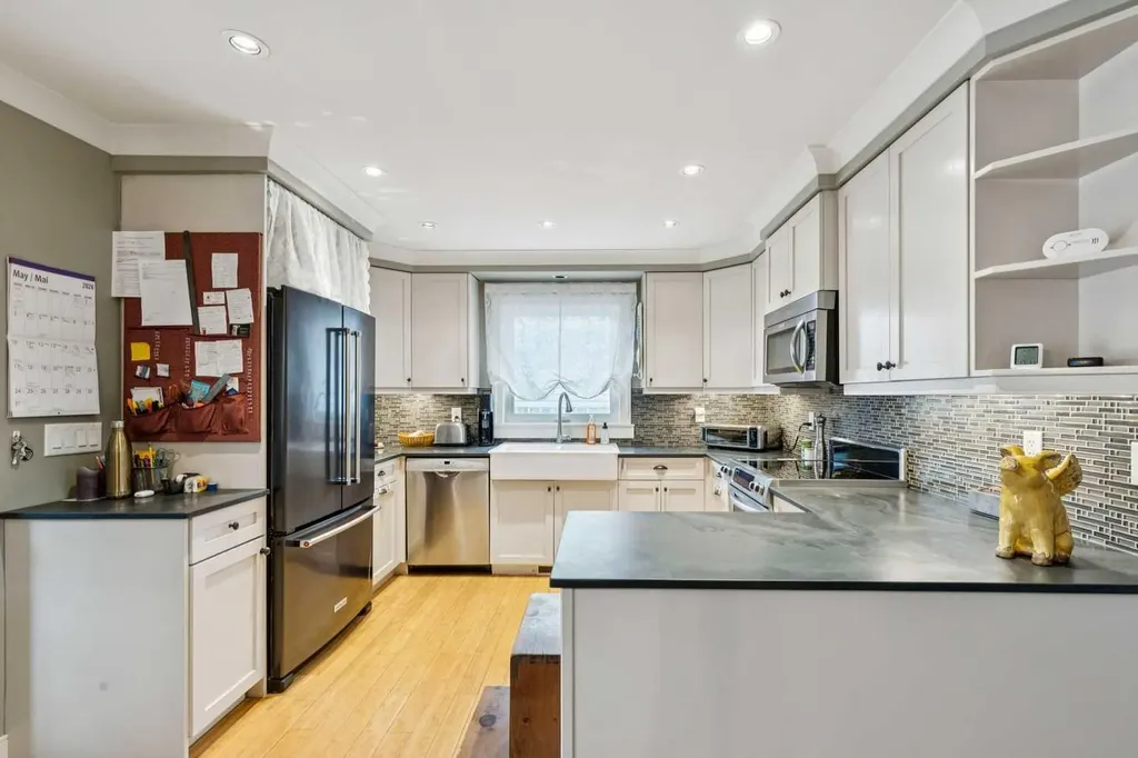 3912 77 Street NW Calgary AB T3B 2N5