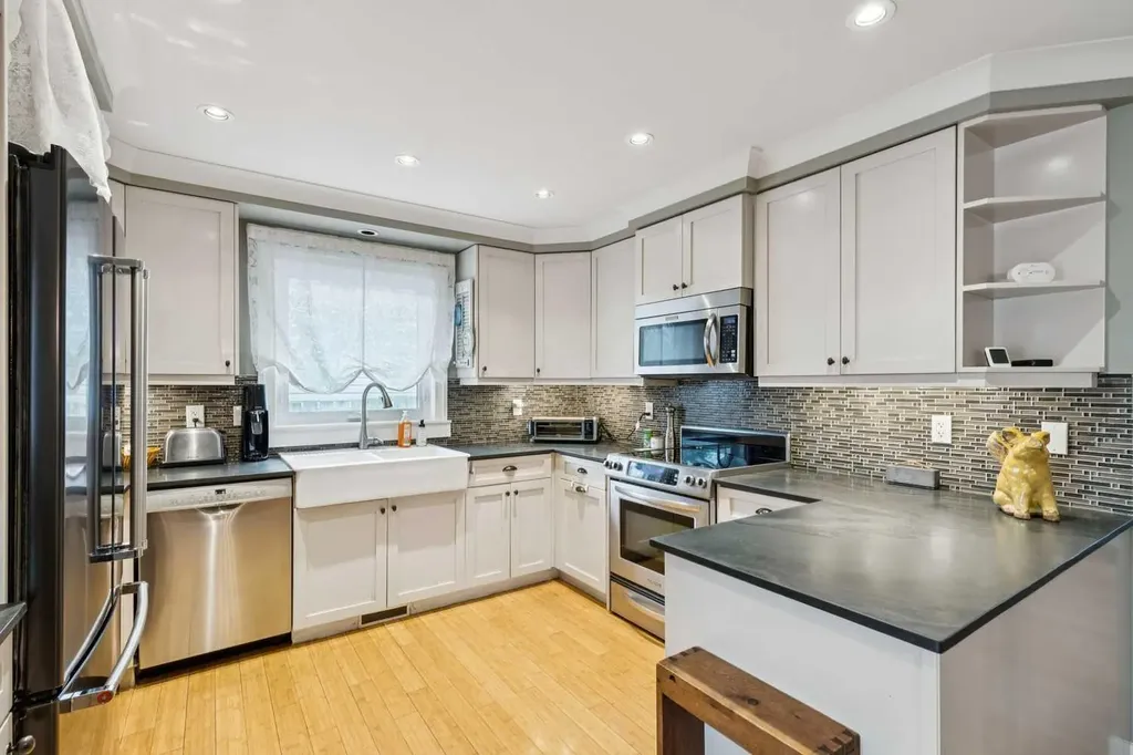 3912 77 Street NW Calgary AB T3B 2N5
