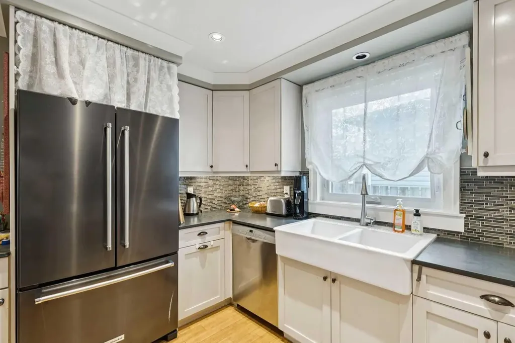 3912 77 Street NW Calgary AB T3B 2N5