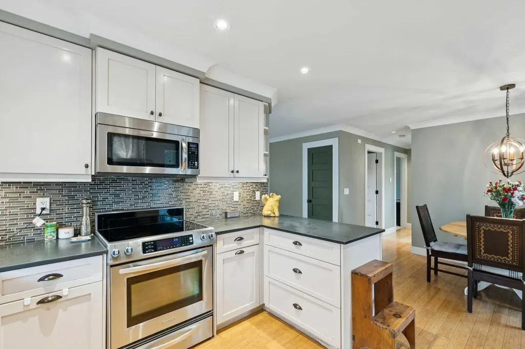 3912 77 Street NW Calgary AB T3B 2N5