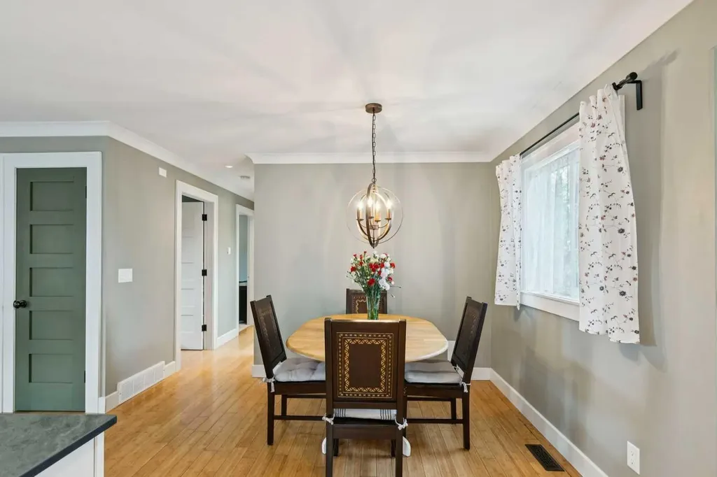 3912 77 Street NW Calgary AB T3B 2N5