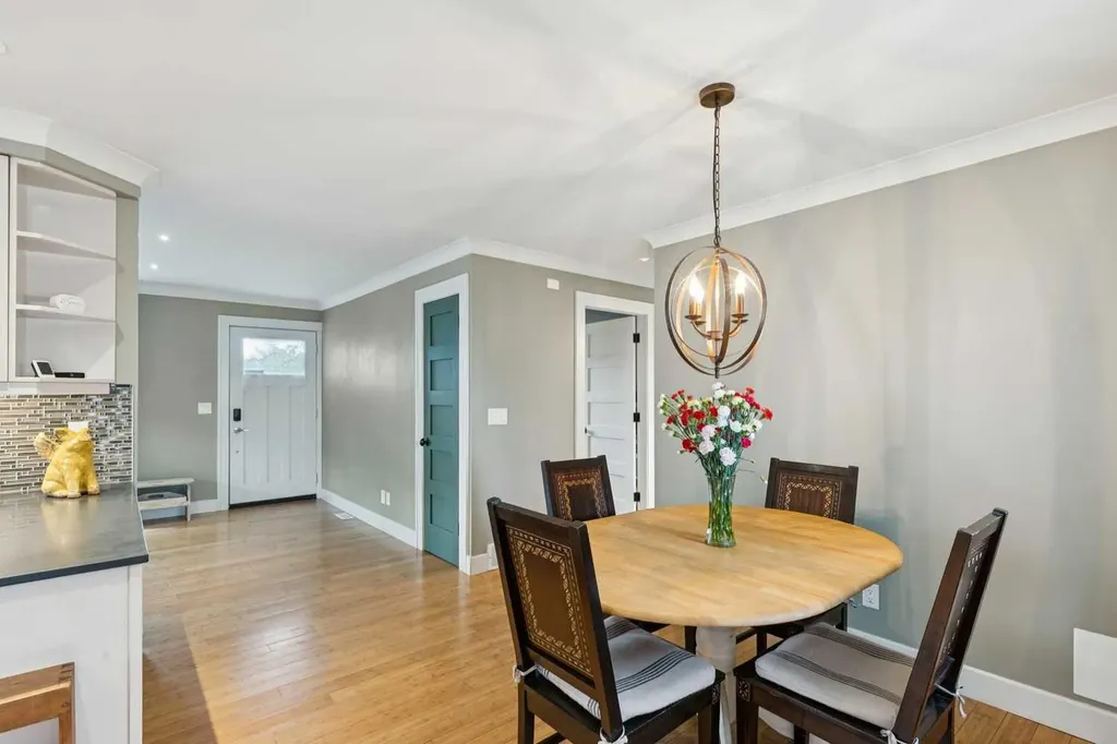 3912 77 Street NW Calgary AB T3B 2N5
