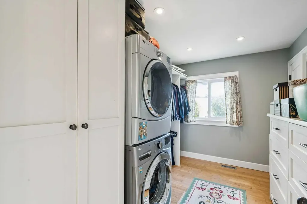 3912 77 Street NW Calgary AB T3B 2N5