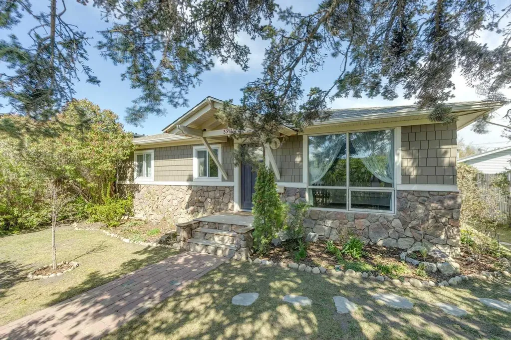 3912 77 Street NW Calgary AB T3B 2N5