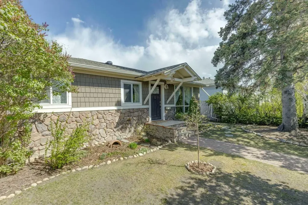 3912 77 Street NW Calgary AB T3B 2N5