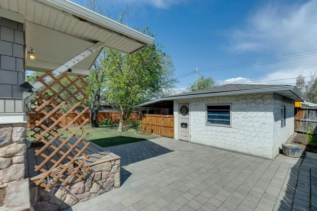3912 77 Street NW Calgary AB T3B 2N5
