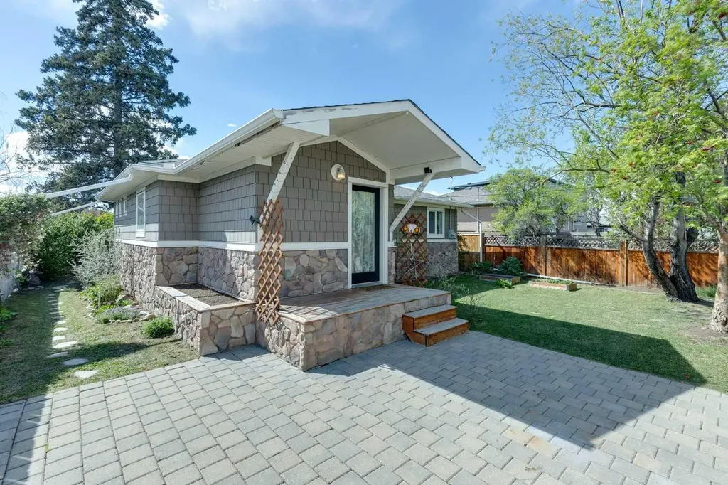 3912 77 Street NW Calgary AB T3B 2N5