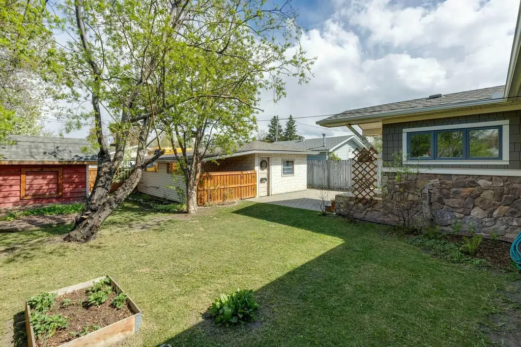 3912 77 Street NW Calgary AB T3B 2N5