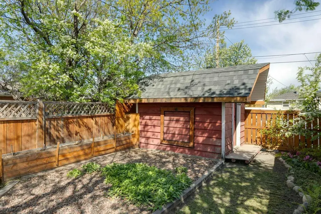 3912 77 Street NW Calgary AB T3B 2N5