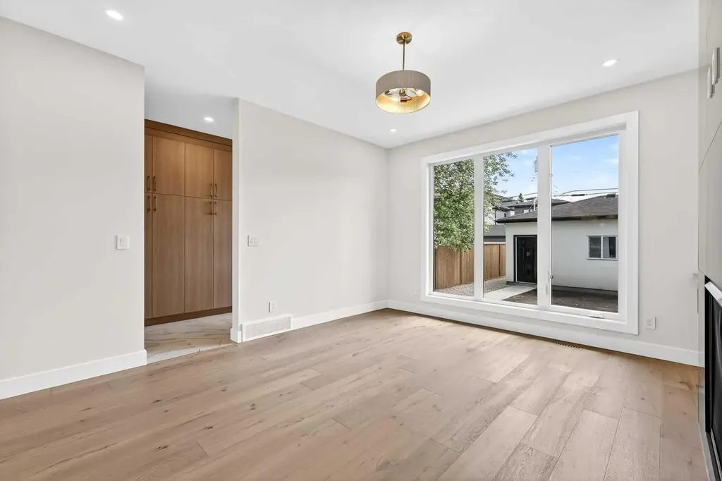 8517 48 Avenue NW Calgary AB T3B 2B1