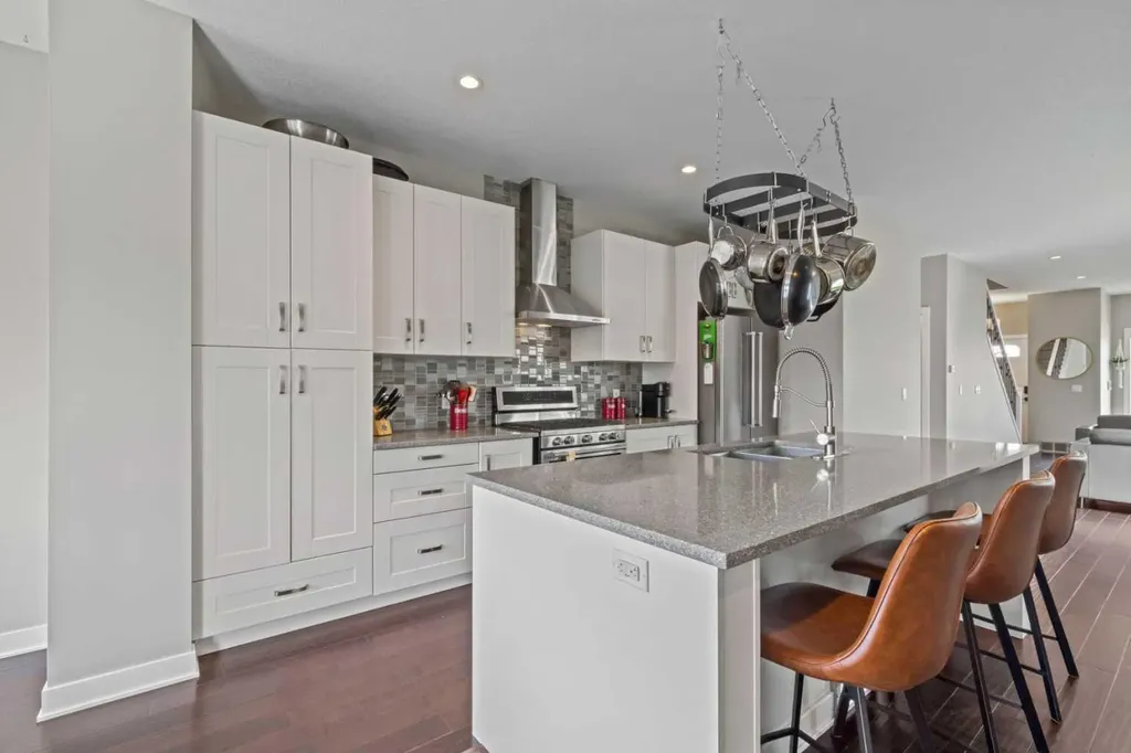 6417 34 Avenue NW Calgary AB T3B 1M9