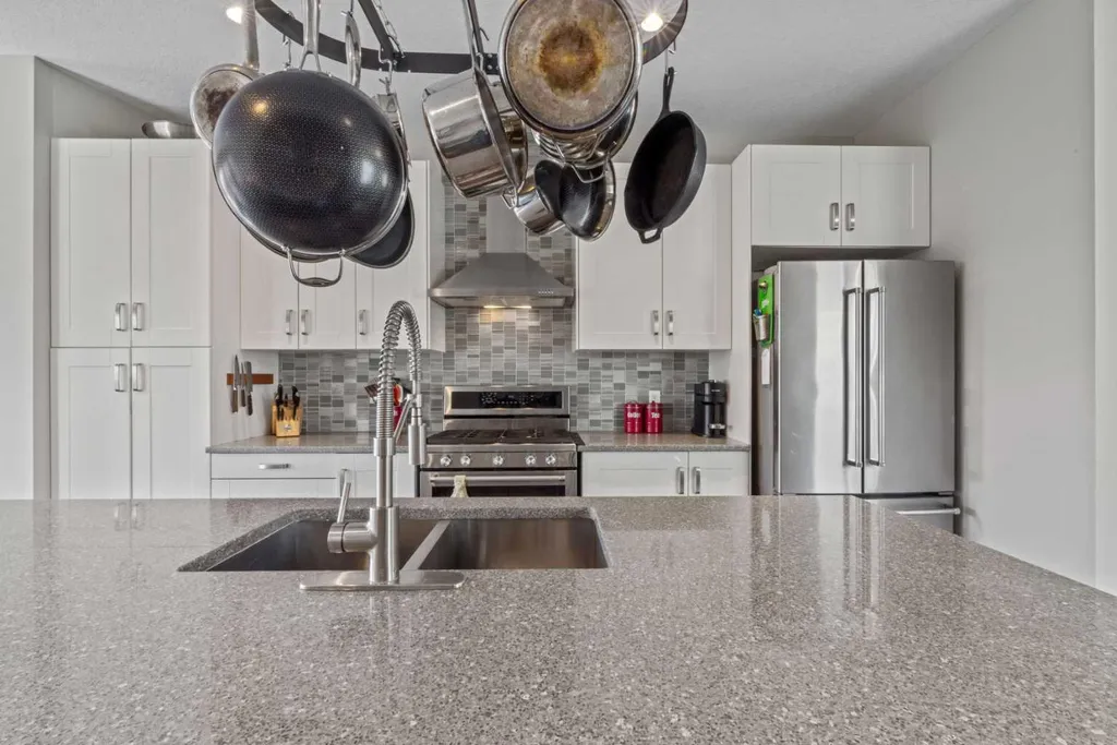 6417 34 Avenue NW Calgary AB T3B 1M9