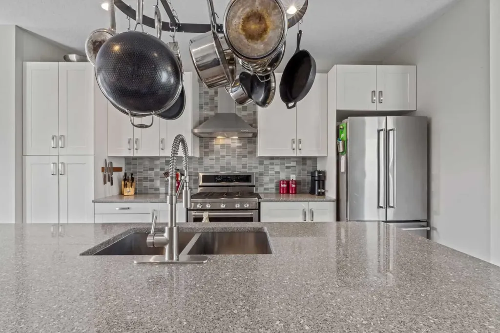 6417 34 Avenue NW Calgary AB T3B 1M9