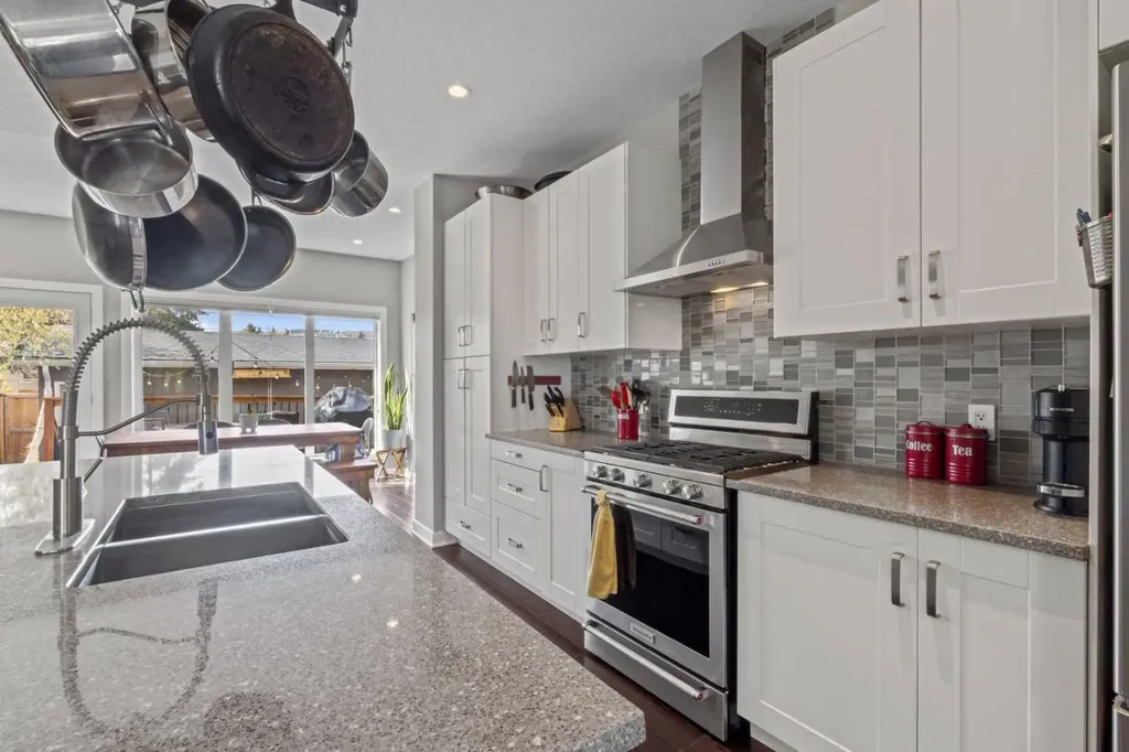 6417 34 Avenue NW Calgary AB T3B 1M9