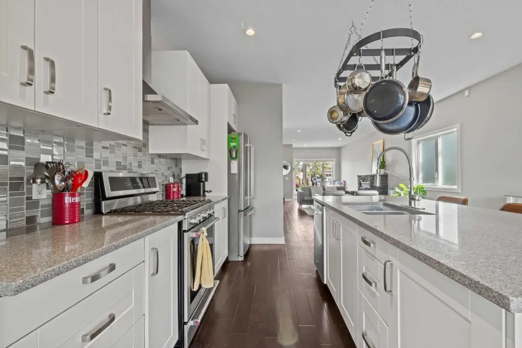 6417 34 Avenue NW Calgary AB T3B 1M9