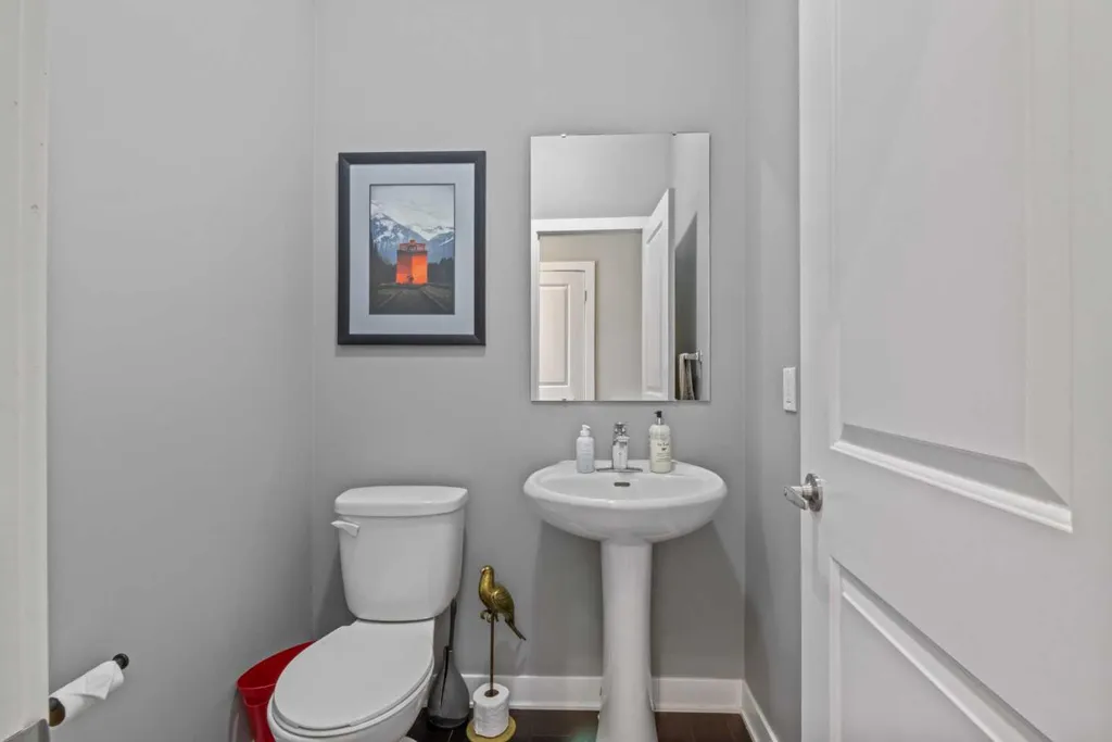 6417 34 Avenue NW Calgary AB T3B 1M9