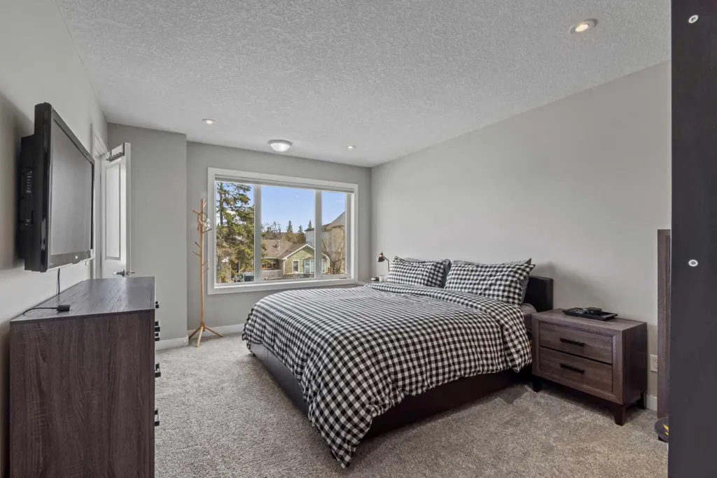 6417 34 Avenue NW Calgary AB T3B 1M9
