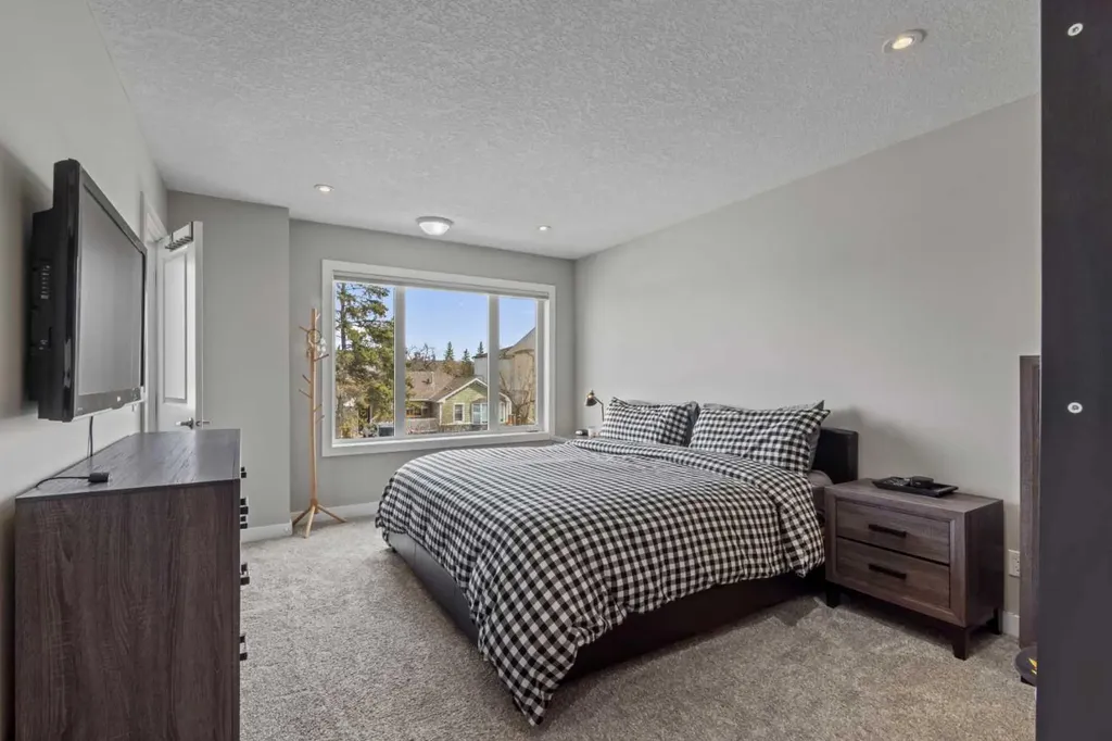 6417 34 Avenue NW Calgary AB T3B 1M9