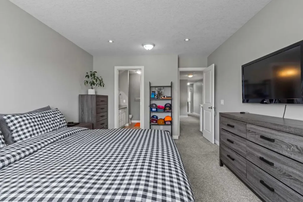 6417 34 Avenue NW Calgary AB T3B 1M9