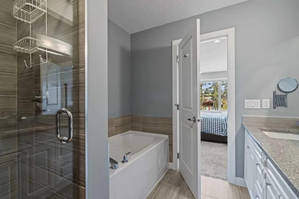 6417 34 Avenue NW Calgary AB T3B 1M9