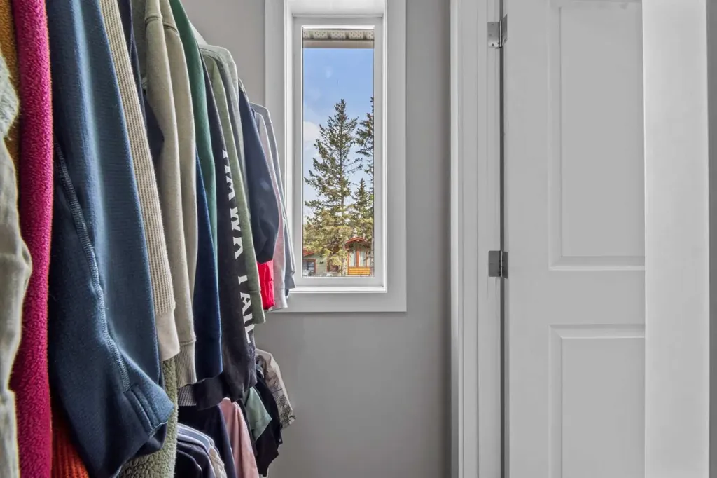 6417 34 Avenue NW Calgary AB T3B 1M9