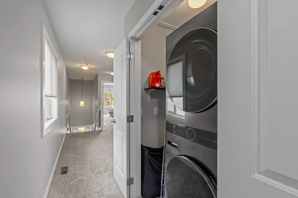 6417 34 Avenue NW Calgary AB T3B 1M9