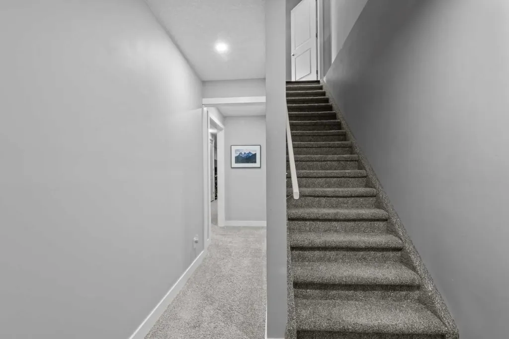 6417 34 Avenue NW Calgary AB T3B 1M9