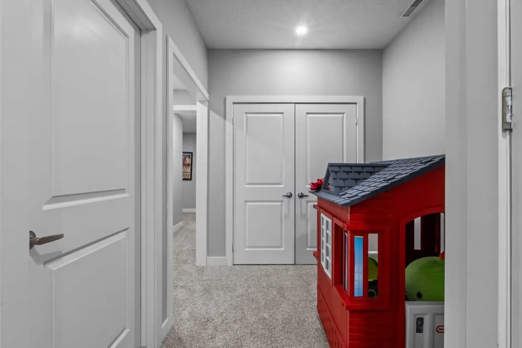 6417 34 Avenue NW Calgary AB T3B 1M9
