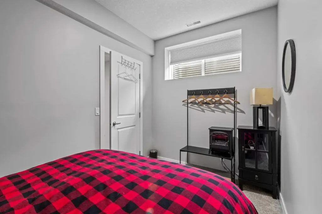 6417 34 Avenue NW Calgary AB T3B 1M9