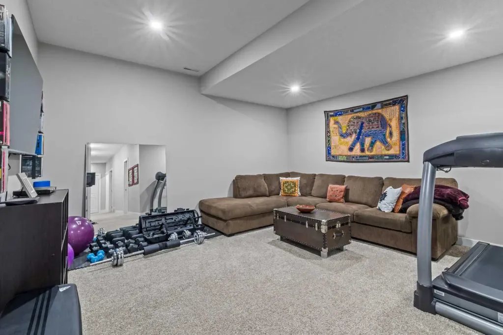 6417 34 Avenue NW Calgary AB T3B 1M9
