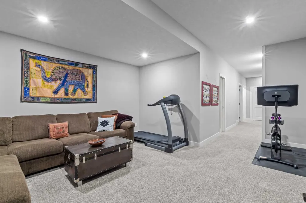 6417 34 Avenue NW Calgary AB T3B 1M9