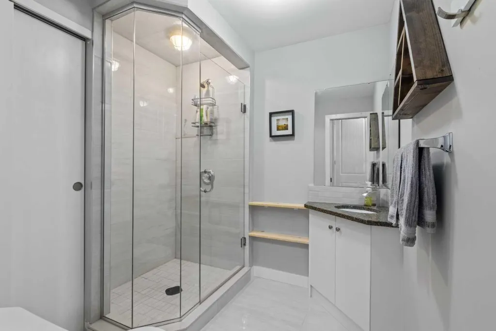 6417 34 Avenue NW Calgary AB T3B 1M9