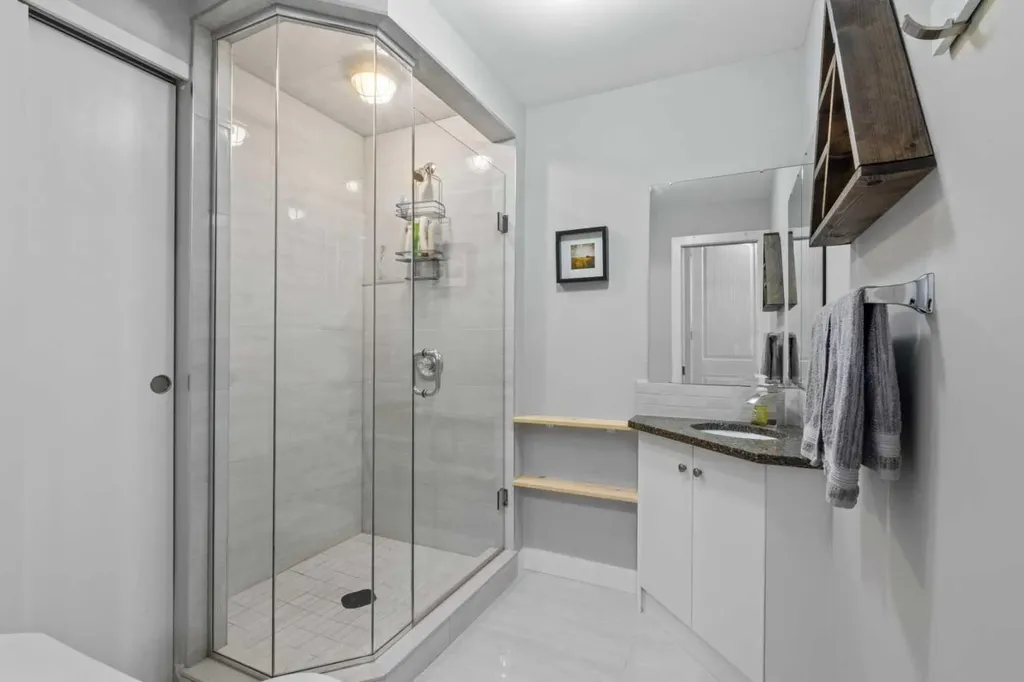 6417 34 Avenue NW Calgary AB T3B 1M9