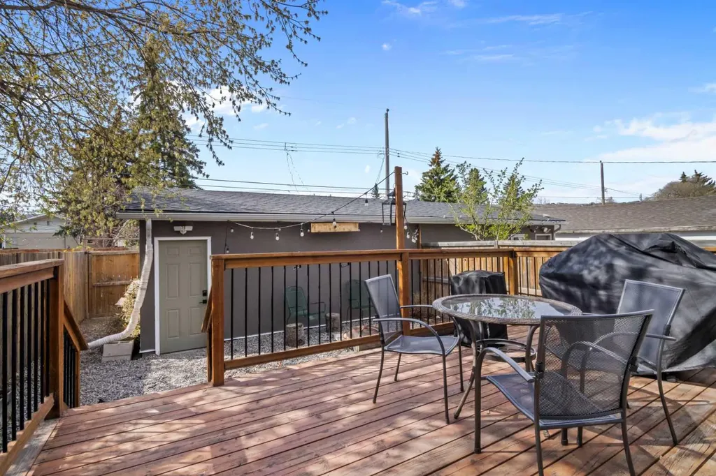 6417 34 Avenue NW Calgary AB T3B 1M9