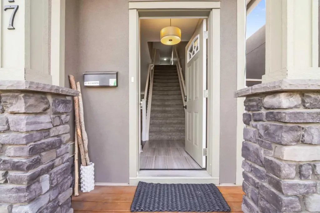 6417 34 Avenue NW Calgary AB T3B 1M9