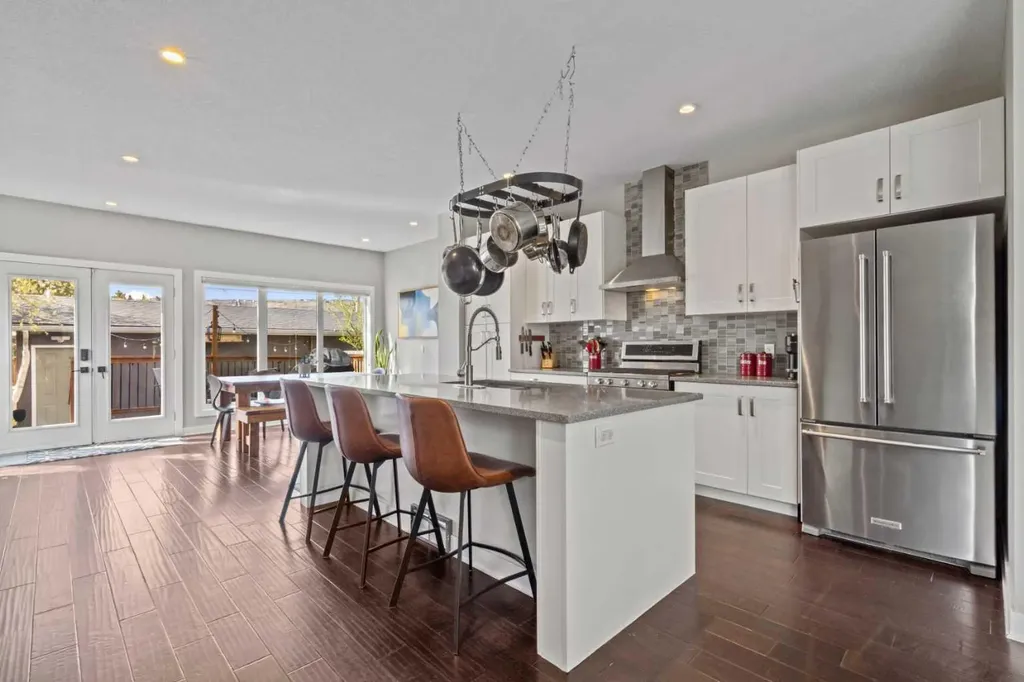 6417 34 Avenue NW Calgary AB T3B 1M9