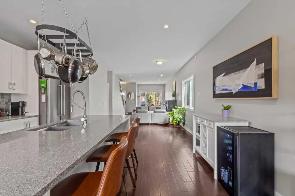 6417 34 Avenue NW Calgary AB T3B 1M9
