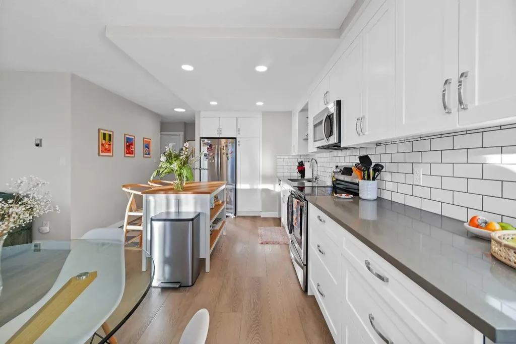 1208 14 Avenue SW Calgary AB T3C 0V9