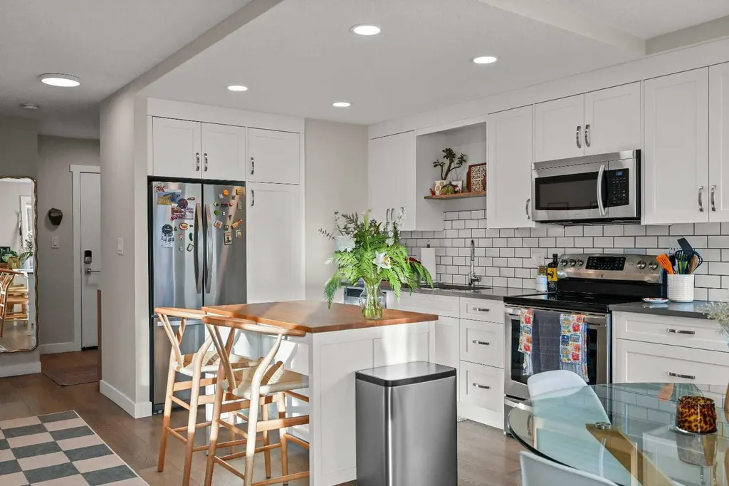 1208 14 Avenue SW Calgary AB T3C 0V9